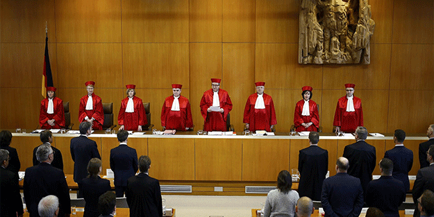 Almanya'da çarşaflı Müslüman kadınlar hakkında skandal karar!