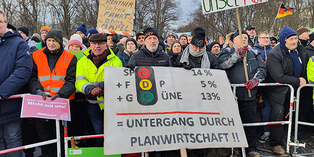Almanya'da çiftçiler sokağa döküldü! Hükümete istifa çağrısı