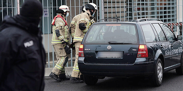 Almanya'da deprem! Merkel neye uğradığını şaşırdı