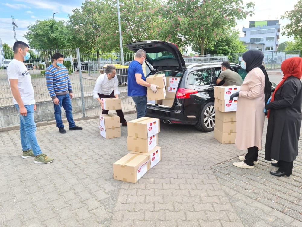 Almanya’da DİTİB ve YTB bayram öncesi mültecileri sevindirdi 