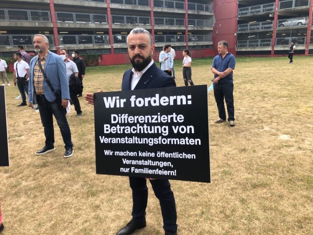 Almanya’da düğün salonu sahiplerinden protesto 