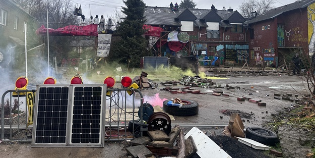 Almanya'da eylemciler direnişe geçti! Gözaltılar var