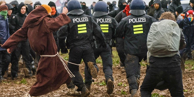 Almanya'da göstericilere müdahale eden polislerin çamura saplanması alay konusu oldu!