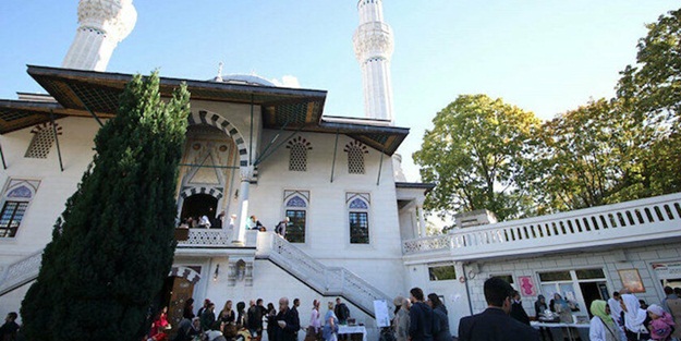 Almanya'da iki camiye skandal mektup