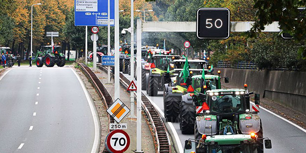Almanya’da ilginç protesto! Traktörler Merkel’in kapısına dayandı