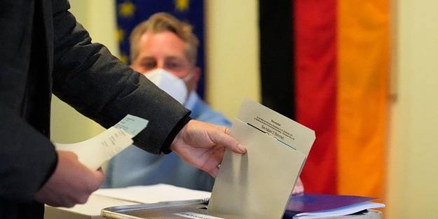 Almanya'da ilk sandık çıkış anketi yayınlandı