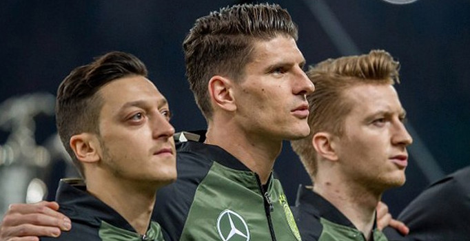 Almanya'da ırkçı lider hedefine Türk asıllı yıldız Özil'i koydu