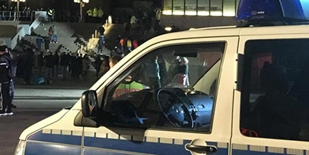 Almanya'da ırkçı saldırı! Aracını üstlerine sürdü