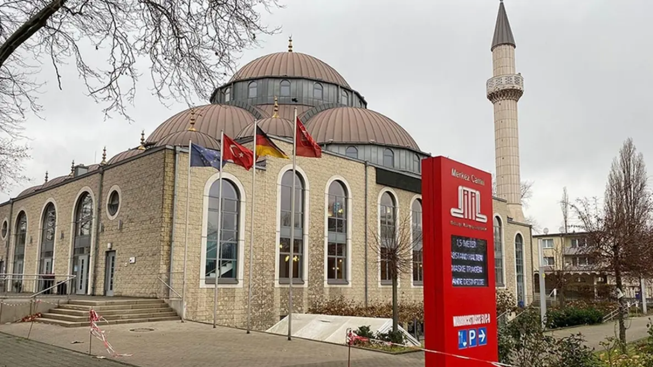 Almanya’da islamofobi ve ırkçılık skandalı! Camileri hedef aldılar