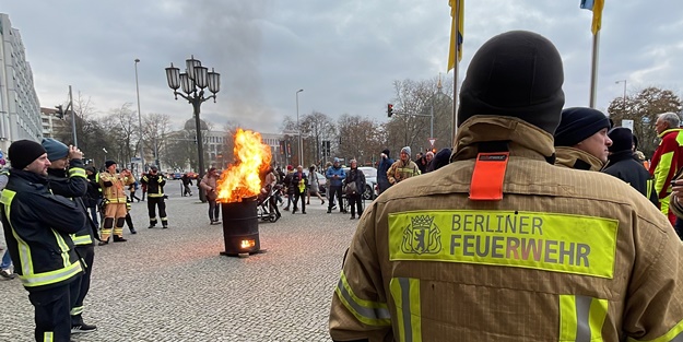 Almanya’da itfaiyecilerden eylem!