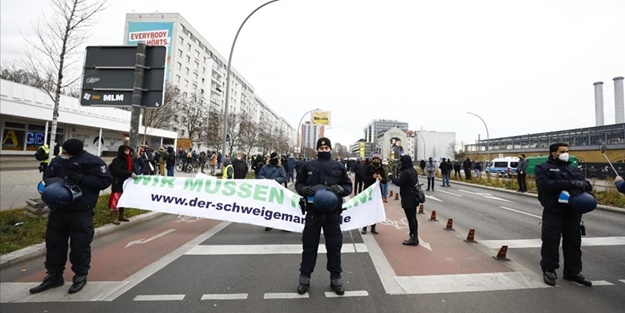 Almanya'da korona protestosu: Göstericiler sokaklara indi