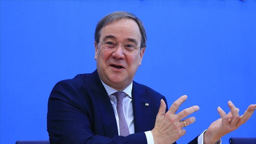 Almanya’da Merkel’in veliahtı Laschet bıraktı