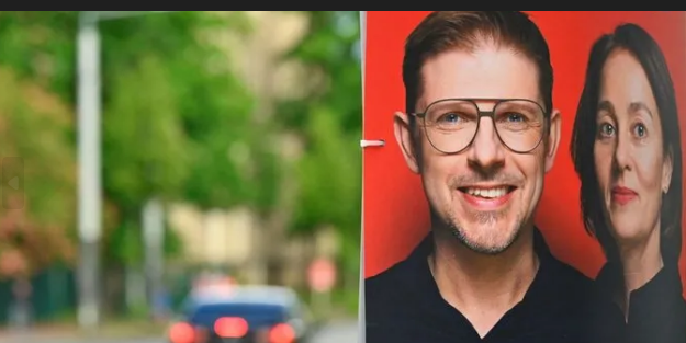 Almanya'da Milletvekili afiş asarken saldırıya uğradı