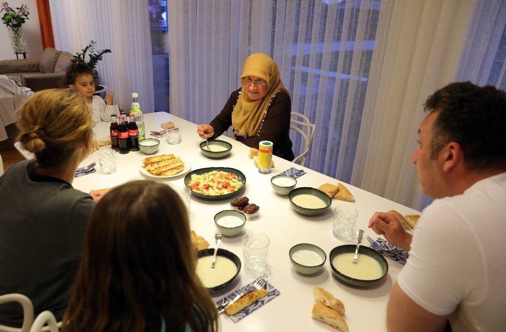 Almanya’da Müslümanlar Ramazan ayının ilk iftarını evlerinde açtı 
