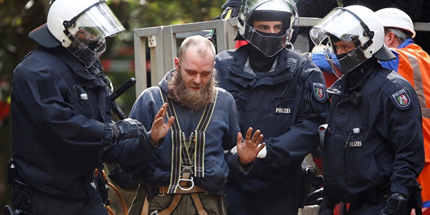 Almanya'da olay: 8 polis yaralandı