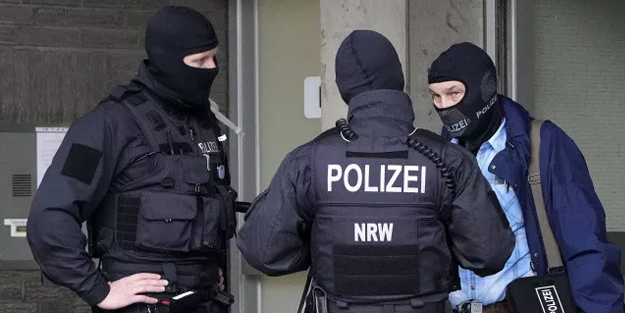 Almanya'da ortalık karıştı: Polis araçlarını kundakladılar!