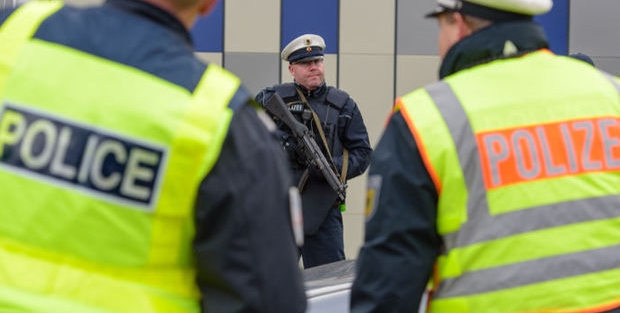 Almanya'da panik: Kanlar içinde kendini kilitledi