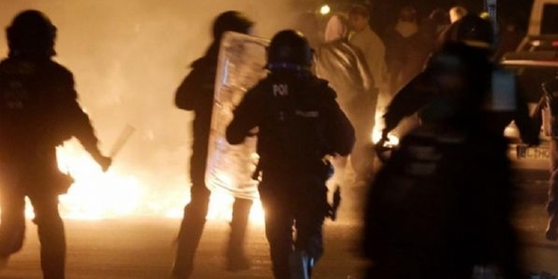 Almanya'da polis ile göstericiler arasında büyük çatışma