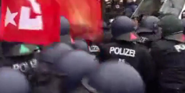 Almanya'da polis ve solcular arasında arbede çıktı