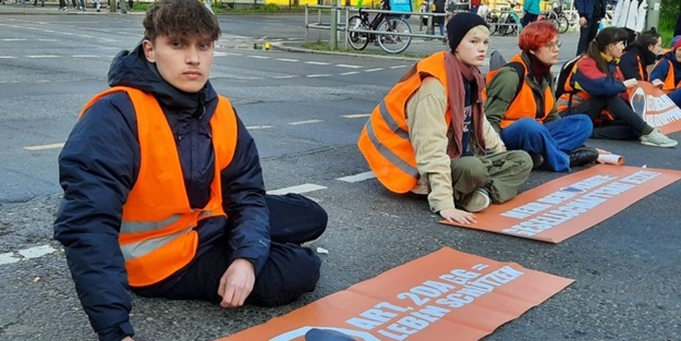 Almanya'da protesto! Ellerini asfalta yapıştırdılar