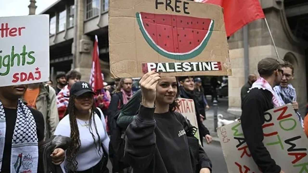 Almanya’da rayların üzerinde şok protesto!