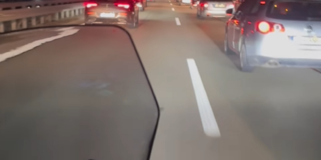 Almanya’da sıkışık trafikteki görüntü sosyal medyada gündem oldu