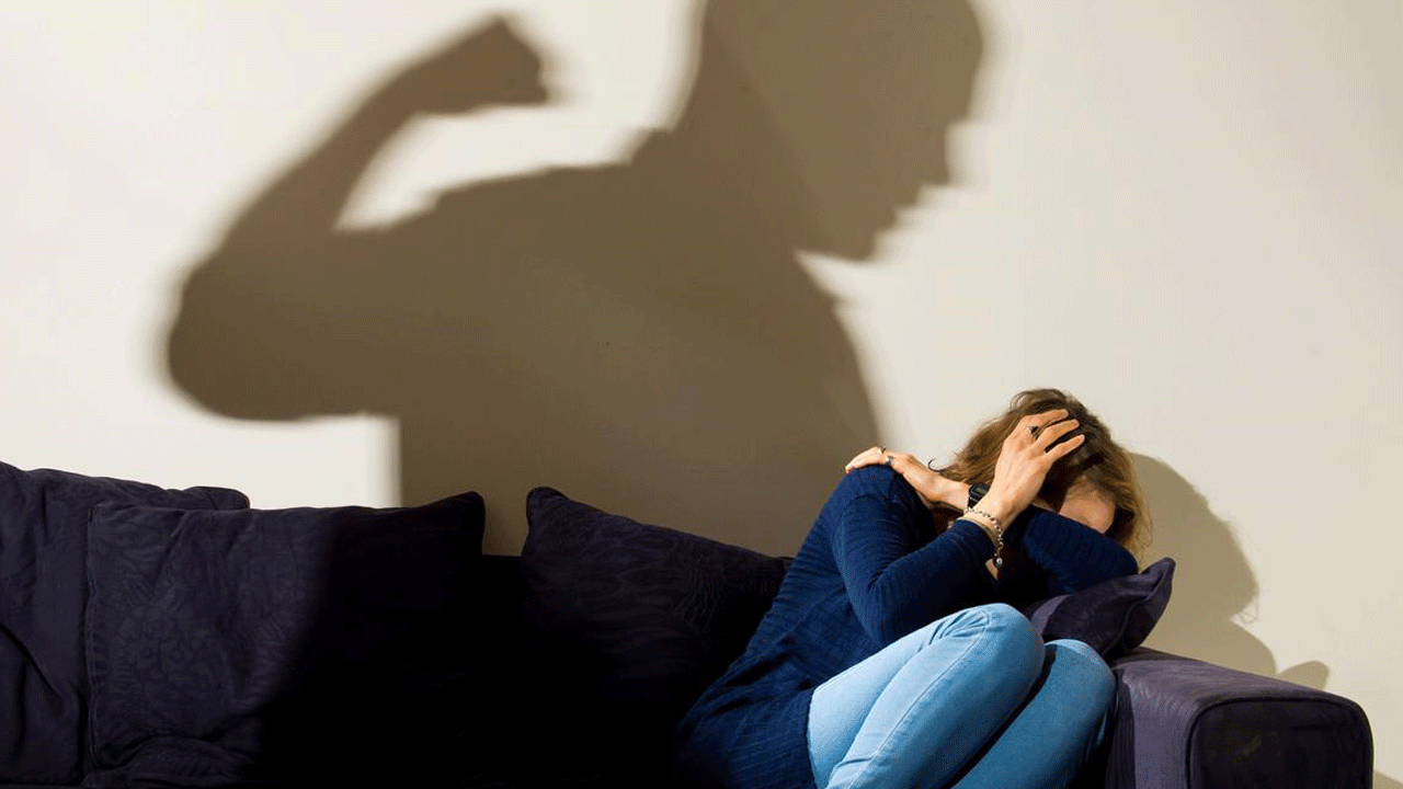 Almanya’da şoke eden aile içi şiddet raporu: Meğer kadınları dövüyorlarmış!