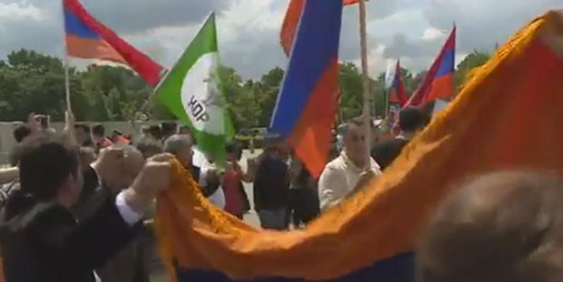 Ermeni tasarısınının onayına HDP bayraklı kutlama