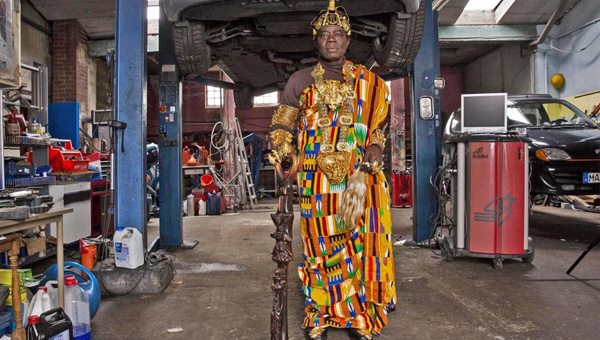 Almanya'da tamirci, Afrika'da bir kral!