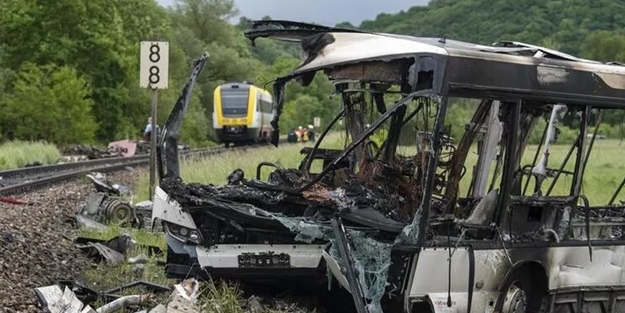 Almanya’da trenle otobüs çarpıştı! Çok sayıda yaralı var