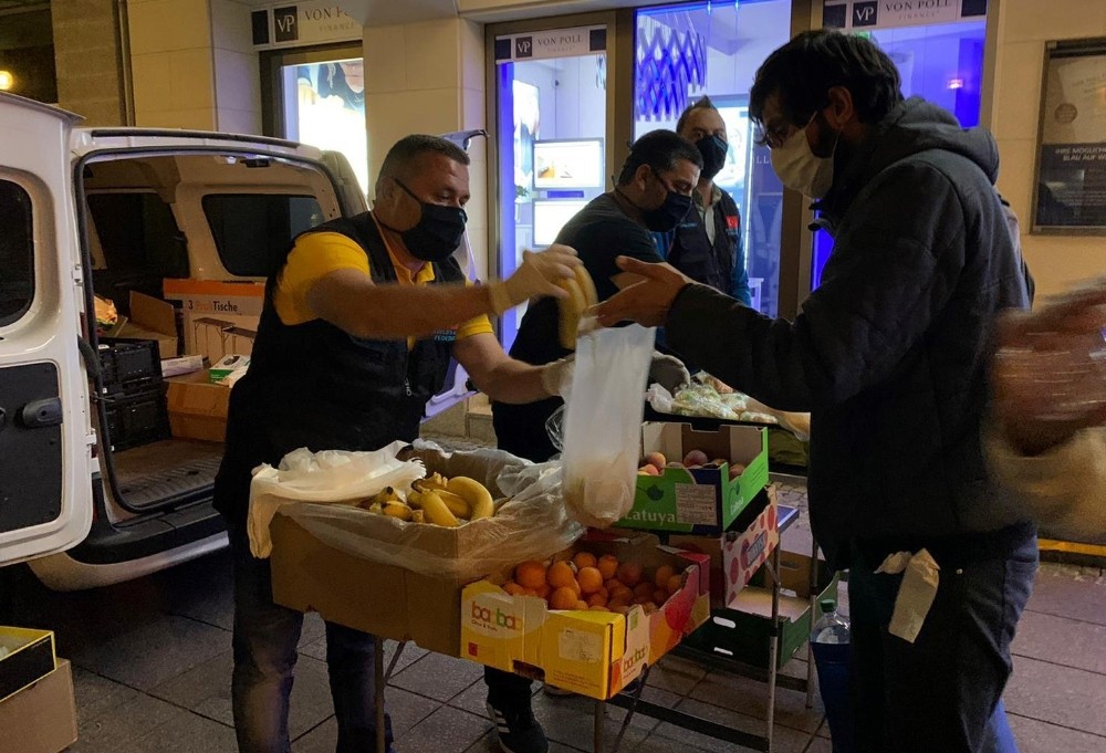 Almanya’da yaşayan Türkler evsizlere yemek dağıttı 