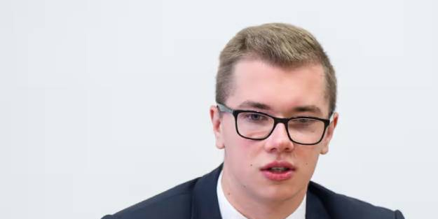 Almanya'da yeni seçilen milletvekili hakkında karar: Nazi sembolü nedeniyle tutuklandı