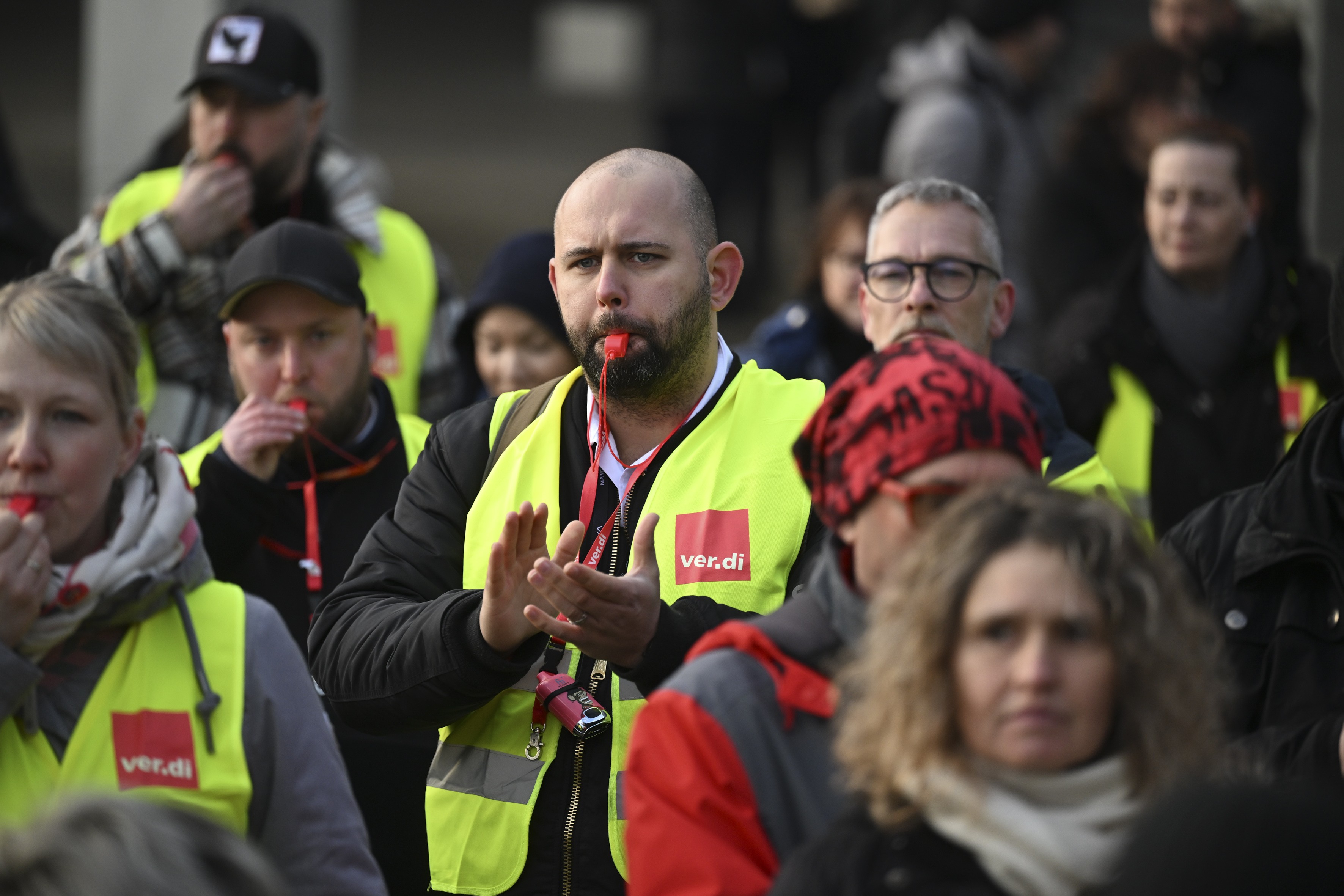 Almanya’daki 11 havalimanında artık güvenlik yok! Personeller işi bıraktı! THY bu nedenle bugün seferleri iptal etti!