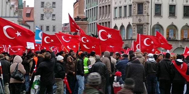 Almanya'daki Türkler ırkçı nazilere karşı yürüyecek