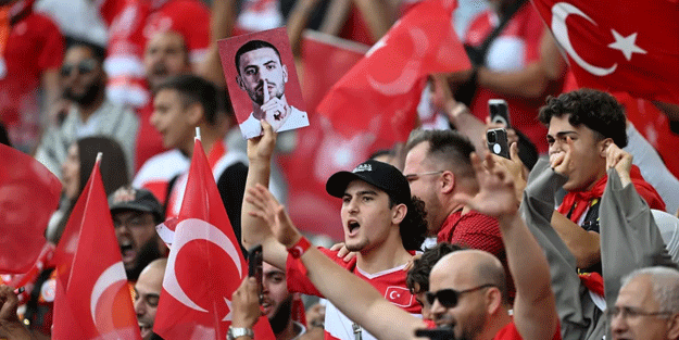 Almanya'daki Türkler, milli takımın performansıyla gurur duyuyor