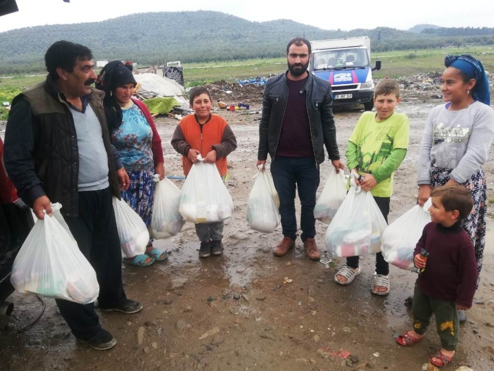 Almanya’dan Ayvalık ve Burhaniye’de barakalarda yaşayanlara şefkatli destek 