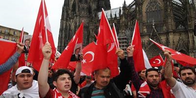 Almanya'dan darbe karşıtı mitinge yasak!