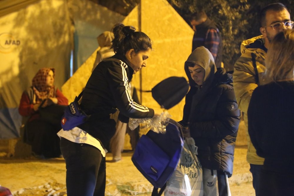 Almanya’dan geldiler depremzedelere destek için çalışıyorlar