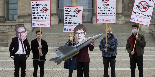 Almanya'nın Amerika'dan savaş uçağı alma planları protesto edildi