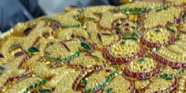 Almanya'ya gelen yolcu gümrük kapısında fena yaklandı: 2 devasa altın kolye, bilezik, yüzük, küpe çaldı