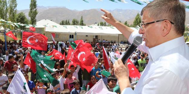 Alpay Özalan'dan güldüren paylaşım! Ahmet Davutoğlu fena dalga konusu oldu