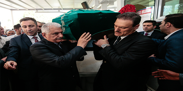 Alpay Özalan'ın babası toprağa verildi
