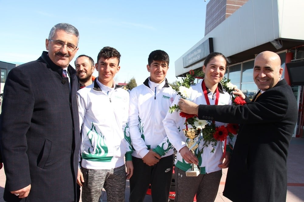 Alp’in şampiyonu çiçeklerle karşılandı 