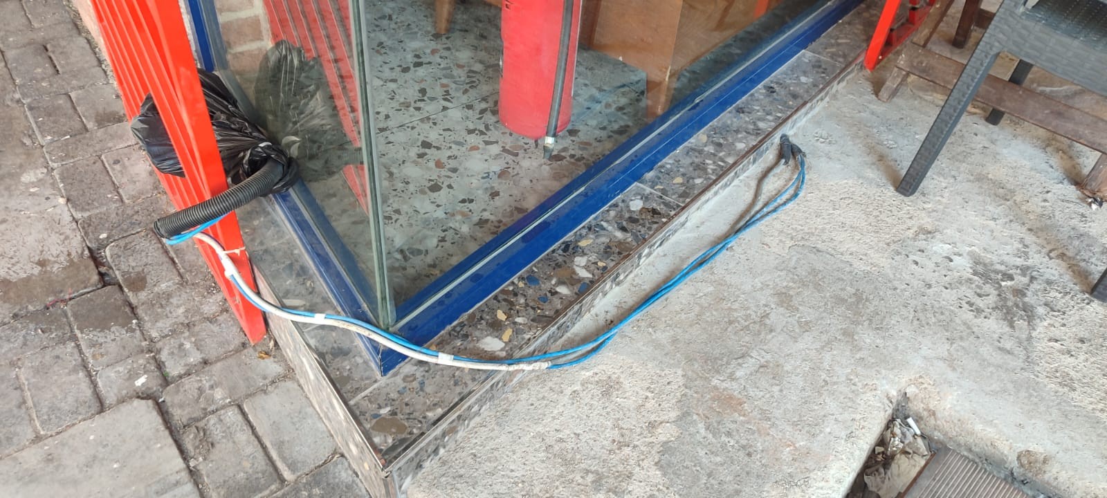 Alsancak’ta elektrik kabloları yine dışarıda