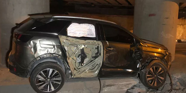 Alt geçide takılan TIR otomobili sıkıştırıp devrildi
