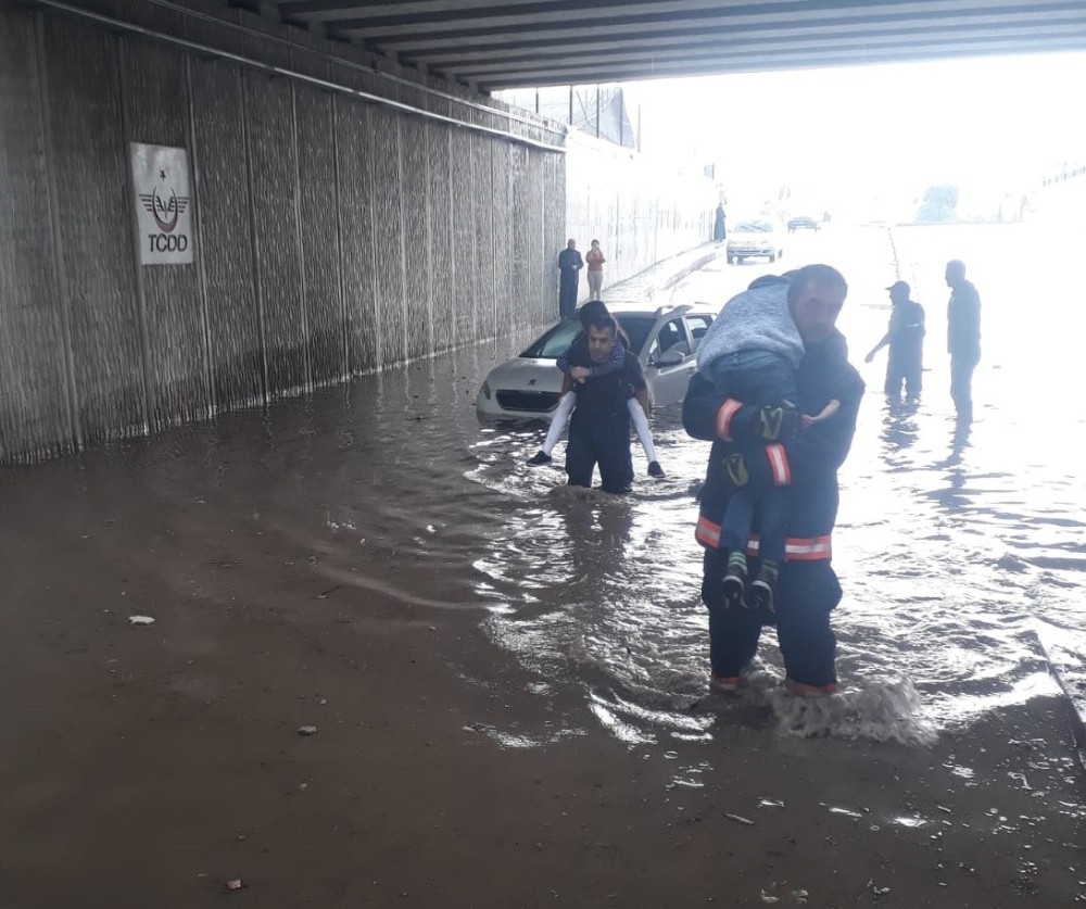 Alt geçidi su bastı, araçta kalan 3 kişi sırtta taşınarak kurtarıldı 