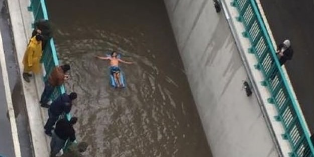 Alt geçitte deniz yatağıyla yüzdü