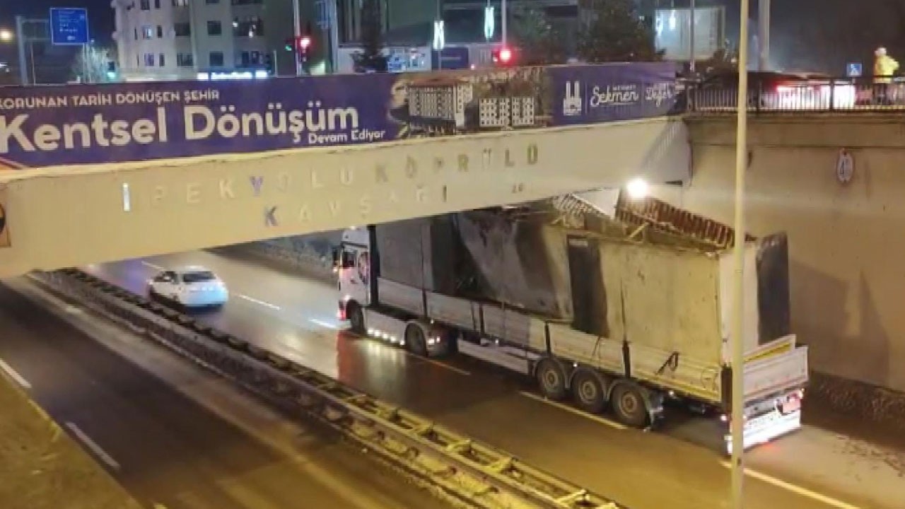 Alt geçitte metre hesabı tutmadı! TIR beton bloklarla alt geçitte sıkıştı