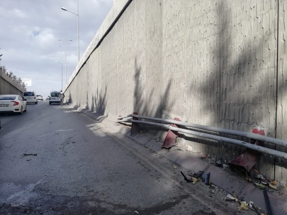 Alt geçitte virajı alamayan otomobil, bariyerlere çarptı 