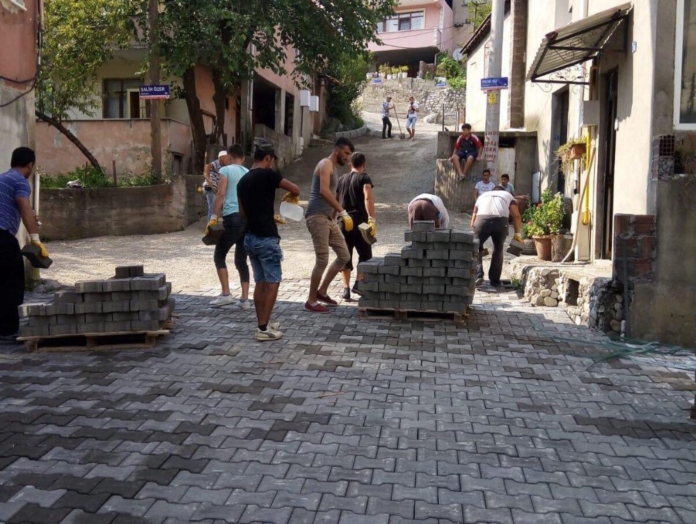 Alt yapısı tamamlanan sokaklarda parke çalışması başladı 